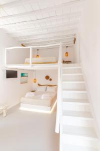 Habitación con litera y escalera en MYKONOS VIBES TOWN LOFT, en Mykonos ciudad