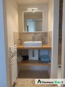 La salle de bains est pourvue d'un lavabo et d'un miroir. dans l'établissement Ventoux Ride, à Malaucène
