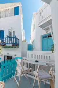 una casa con balcón con mesa y sillas en MYKONOS VIBES TOWN LOFT, en Mykonos ciudad