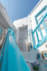 una piscina frente a una casa en MYKONOS VIBES TOWN LOFT, en Mykonos ciudad 18 fotos más