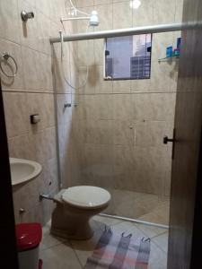 y baño con ducha, aseo y lavamanos. en Verdes Hostel Palmas-TO, en Palmas
