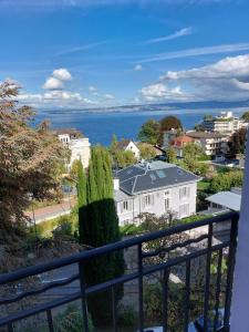 balkon z widokiem na ocean w obiekcie Le Mirabeau Vue Lac w mieście Évian-les-Bains
