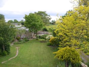 a view of the garden from the top of the house at 1 Bed in Taunton 75135 in Isle Brewers