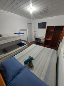 Cette chambre comprend des lits superposés avec un animal farci. dans l'établissement Pousada Rancho 60, à Balneário Camboriú