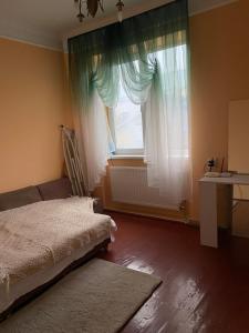 - une chambre avec un lit et une fenêtre dans l'établissement Apartment Bograch, à Moukatcheve