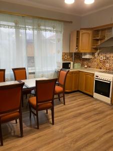 Il comprend une cuisine avec une table, des chaises et une table. dans l'établissement Apartment Bograch, à Moukatcheve