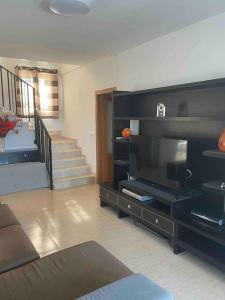 Una sala de estar con un sofá y una escalera. en Villa Del Mar, en Alicante