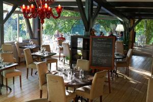 Un restaurant sau alt loc unde se poate mânca la Hotel du Lac Foix