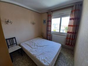 mała sypialnia z łóżkiem i oknem w obiekcie Appartement Front de Mer avec Terrasse - 2 Chambres, Animaux Acceptés - FR-1-674-16 w mieście Berck-sur-Mer