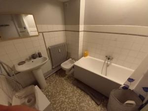 ein Badezimmer mit einem Waschbecken, einer Badewanne und einem WC in der Unterkunft Appartement Berck-Plage, 3 pièces, 6 personnes - FR-1-674-16 in Berck-sur-Mer