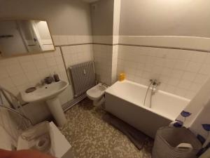 łazienka z umywalką, wanną i toaletą w obiekcie Appartement Front de Mer avec Terrasse - 2 Chambres, Animaux Acceptés - FR-1-674-16 w mieście Berck-sur-Mer