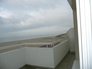 Jest to biały pokój z widokiem na ocean. w obiekcie Appartement Front de Mer avec Terrasse - 2 Chambres, Animaux Acceptés - FR-1-674-16 w mieście Berck-sur-Mer