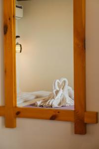 um espelho com dois cisnes feitos de toalhas em Agonda Serenity Resort em Agonda