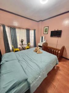 1 dormitorio con 1 cama con edredón azul en Casa Meling, en Buenavista