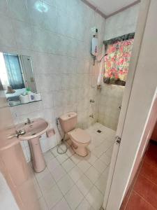 ein Badezimmer mit Toilette und Waschbecken in der Unterkunft Casa Meling in Buenavista + 7 Fotos