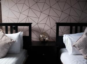 - une chambre avec 2 lits et un mur dans l'établissement Hardwick Arms Hotel, à Sedgefield