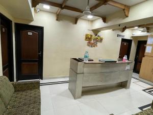 vestíbulo con recepción en un edificio en NakshaTree Hotels, Maruthi Residency -Mogappair, en Chennai