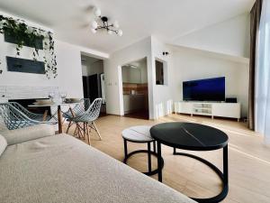 Apartament Wisteria في برزيميسل: غرفة معيشة مع أريكة وطاولة