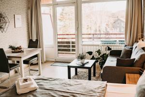 ein Wohnzimmer mit einer Couch und einem Tisch in der Unterkunft Haus Vier Jahreszeiten am See HS 473 in Goslar