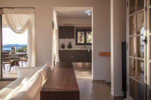 塞沃塔的住宿－Villa Aldena Luxury Residence，一间带白色沙发的客厅和一间厨房
