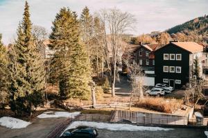 ein Luftblick auf ein Haus und einen Parkplatz in der Unterkunft Haus Vier Jahreszeiten am See HS 473 in Goslar