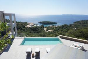 塞沃塔的住宿－Villa Aldena Luxury Residence，从房子里可欣赏到游泳池的景色