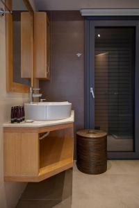 塞沃塔的住宿－Villa Aldena Luxury Residence，一间带水槽和淋浴的浴室
