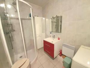 uma casa de banho com um chuveiro, um WC e um lavatório. em Appartement Saint-Hilaire-de-Riez, 2 pièces, 5 personnes - FR-1-324A-2 em Saint-Hilaire-de-Riez