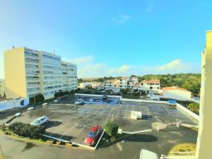 uma vista aérea de um parque de estacionamento numa cidade em Appartement Saint-Hilaire-de-Riez, 2 pièces, 5 personnes - FR-1-324A-2 em Saint-Hilaire-de-Riez