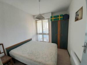 um quarto com uma cama e um armário verde em Appartement Saint-Hilaire-de-Riez, 2 pièces, 5 personnes - FR-1-324A-2 em Saint-Hilaire-de-Riez