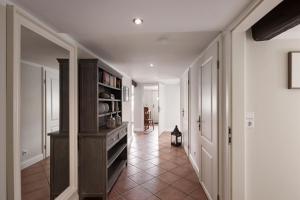- un couloir d'une maison avec une chambre avec une étagère dans l'établissement Apartment Koob, à Wyk auf Föhr