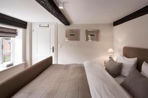 - une chambre avec un grand lit et une fenêtre dans l'établissement Apartment Koob, à Wyk auf Föhr