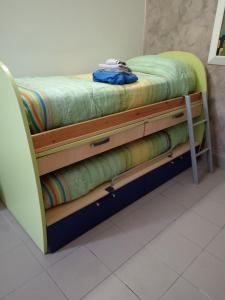 1 dormitorio con litera y cajones de madera en L&l en Acerenza
