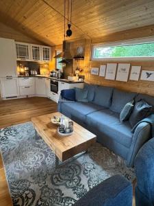 sala de estar con sofá azul y mesa en Tiny House "Wolke 7", en Göhren-Lebbin