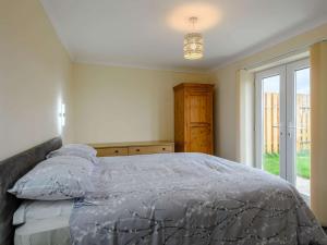 Un dormitorio con una cama grande y una ventana en 2 Bed in Lincoln 85194, en Potter Hanworth