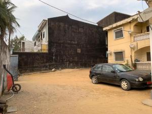 un coche negro estacionado frente a una casa en Chic Appart au cœur de Douala Bonamoussadi, en Douala