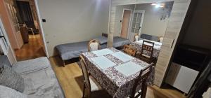 Pokój z 2 łóżkami, stołem i krzesłami w obiekcie Apartament WIDOK 2 w Świebodzinie