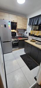 kuchnia z lodówką i szafkami ze stali nierdzewnej w obiekcie Apartament WIDOK 2 w Świebodzinie