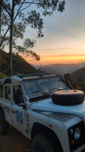 een witte jeep met een band erop bij Bluestudio in Lumiar