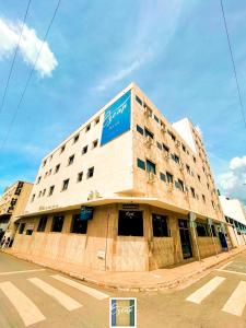 un gran edificio en la esquina de una calle en Hotel Oscar Blue Montes Claros en Montes Claros