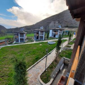 vistas a un patio con casas en una colina en Yeşilgöl doğa evleri, en Tokat