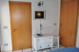 Televízia a/alebo spoločenská miestnosť v ubytovaní Villa Jonny a due passi dal Mare