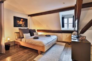 a bedroom with a bed and a desk in it at LK1 top Lage Innenstadtapartment in Nürnberg