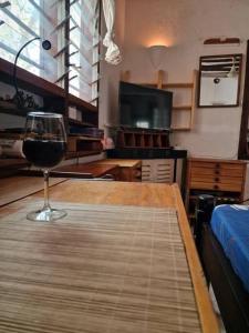 un verre de vin posé sur une table dans une pièce dans l'établissement Cozy Cat House, à Diani Beach
