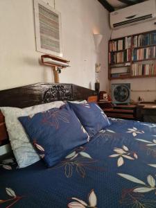 une chambre avec un lit avec des draps et des oreillers bleus dans l'établissement Cozy Cat House, à Diani Beach 17 autres photos