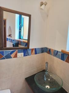 ein Bad mit einem Waschbecken und einem Spiegel in der Unterkunft Suites Sultan in Copacabana