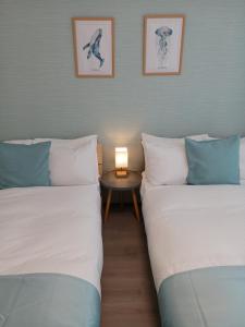 石垣岛呉house的有两张床和一张带灯的桌子的房间