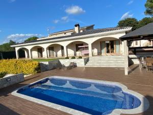ein Haus mit Pool im Hof in der Unterkunft Vivalidays Villa Kiros in Tordera