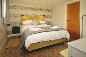 ein Schlafzimmer mit einem großen Bett und einem TV in der Unterkunft Westwood Lodge in Much Wenlock