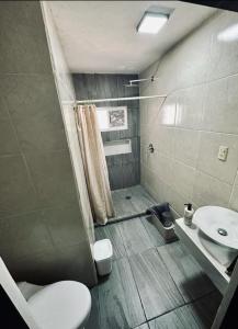ein Bad mit einem WC und einem Waschbecken in der Unterkunft Departamento zona centro in Ciudad Madero